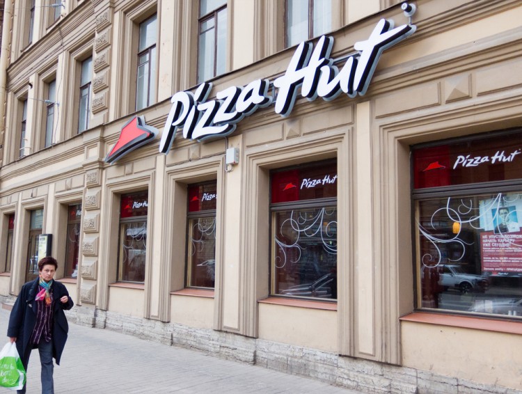 hut, pizza, russia, downtown, network, street, travel, day, life, petersburg, restaurant, summer, chain, editorial, prospekt, nevsky, woman, outdoors, company, tourism,